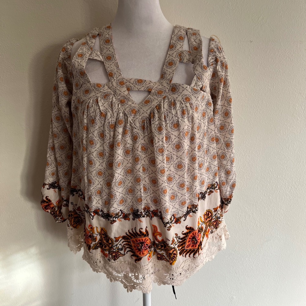 Taylor & Sage Boho Floral Cold Shoulder Blouse Lace Trim Medallion Print‎ XS NEW